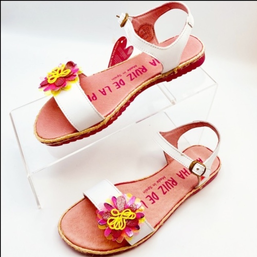 NWT. Agatha Ruiz De La Prada Girls White Sandals with Flower Applique.